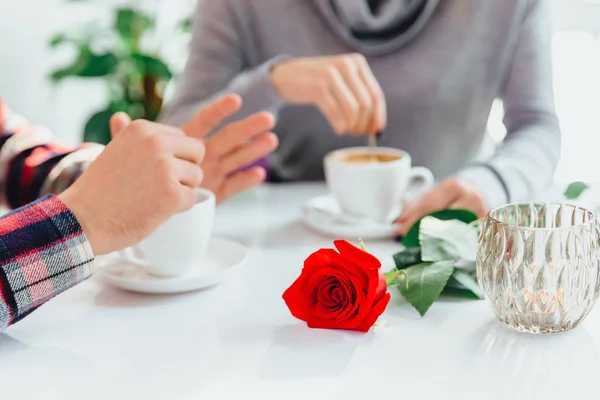 El desayuno perfecto del concepto romántico de pareja. Concéntrese en la rosa roja en la vanguardia . —  Fotos de Stock