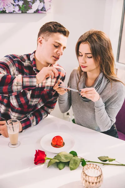 Νεαρό αγόρι και κορίτσι που προσπαθούν να τραβήξουν φωτογραφίες φαγητού με smartphone, ενώ τρώνε πρωινό σε καφετέρια. — Φωτογραφία Αρχείου