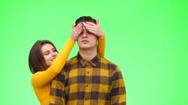 Sevecen bir çift yeşil bir arka planda tanışır. Oğlan kız arkadaşını bekliyor. Kapatın. Uzayı kopyala 4k.