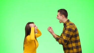 Başarılı gençler zaferi yumrukları havada kutluyor. Kapatın. Uzayı kopyala 4k.