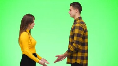 Yakın çekim. Genç aşıklar neşeyle parmaklarını birbirine değdirirler. Ellerinde bir şey var ve gülümsüyorlar. Uzayı kopyala 4k.