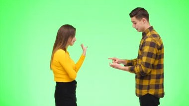 Genç bir kadın genç bir adamla tartışıyor, yeşil bir geçmişi var, izole edilmiş. Uzayı kopyala 4k.