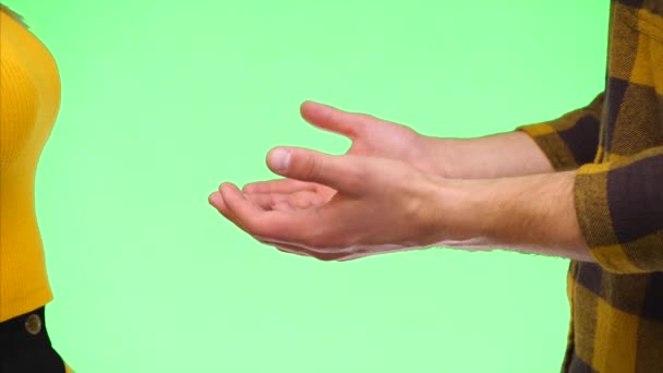 Les mains propres sont maintenues ensemble et se tapotent mutuellement. Ferme là. Espace de copie. 4K . — Video