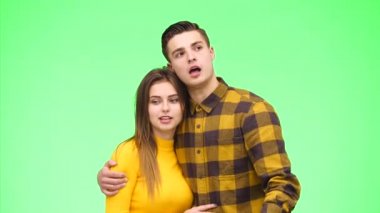 Birbirlerini işaret eden genç çiftin yakın görüntüsü. Kapatın. Uzayı kopyala Ekin. 4k.