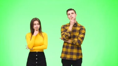 Genç mutlu çift birlikte düşünüyor. Sonunda bir fikirleri oldu. Uzayı kopyala 4k.