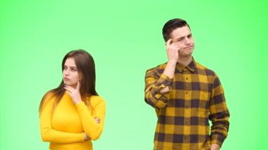 Genç mutlu çift birlikte düşünüyor. Sonunda bir fikirleri oldu. Kapatın. Uzayı kopyala 4k.