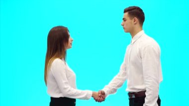 Gök mavisi arka planda iki iş adamı tanıyorum. Kapatın. Uzayı kopyala 4k.