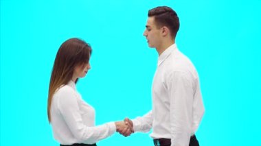 Gök mavisi arka planda iki iş adamı tokalaşıyor. Kapatın. Uzayı kopyala 4k.