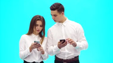 İki iş adamı danışmanlık yapıyor ve masmavi arka planda duruyorlar. Kapatın. Uzayı kopyala 4k.