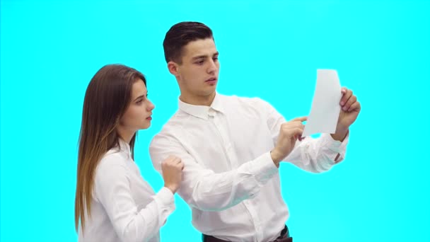 Två affärsmän konsulterar och står på azurblå bakgrund. Närbild. Uppfattat utrymme. 4k. — Stockvideo
