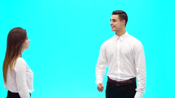 Mann im weißen Hemd zeigt Schlüssel aus neuer Studie und lächelt glücklich. Nahaufnahme. Kopierraum. 4k. — Stockvideo