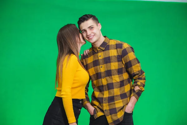 Retrato de menina sussurrando no ouvido do homem, dizendo-lhe algo realmente engraçado, porque ele está sorrindo desparately . — Fotografia de Stock