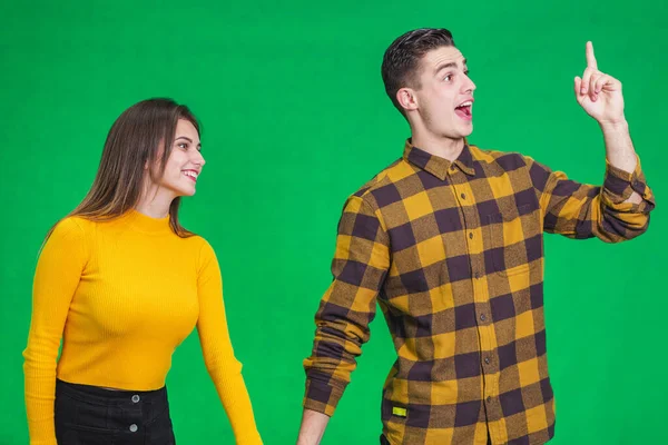 Retrato de chico inteligente y emocionado, se le ocurrió una idea brillante, y está listo para compartirlo con su encantadora novia . —  Fotos de Stock