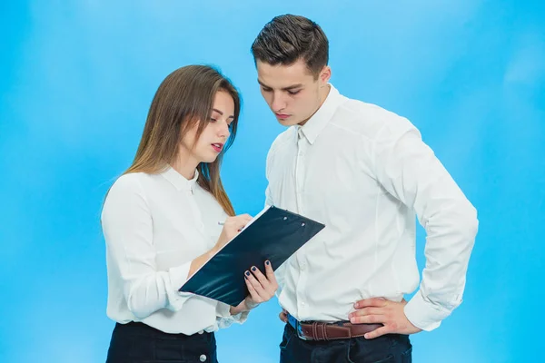 Des hommes d'affaires concentrés travaillant avec des papiers sur fond bleu . — Photo