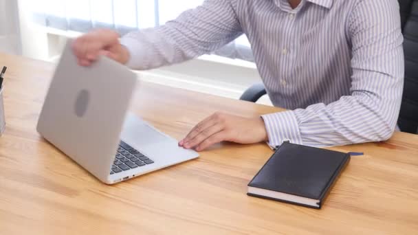 Las manos de los empresarios escriben en el teclado del escritorio en el espacio de trabajo. De cerca. Copiar espacio. Cultivo. 4K . — Vídeos de Stock