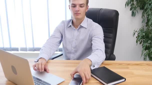 Businessman types at desktop keyboard in workspace. Close up. Copy space. 4K. — 비디오