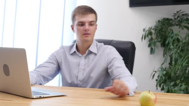 Businessmans hands type at desktop keyboard in workspace. Blurred background. Close up. Copy space. Crop. 4K. — Stockvideo