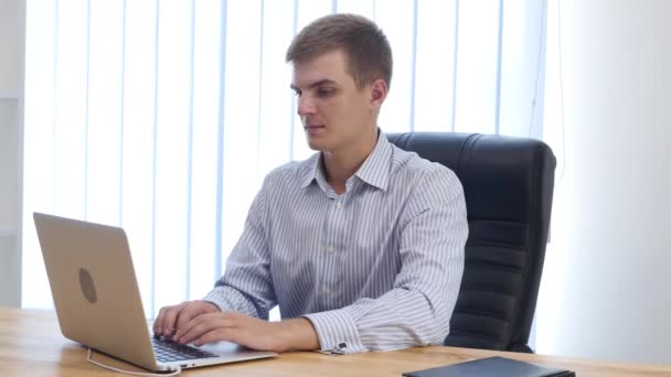 Les types d'homme d'affaires au clavier de bureau dans l'espace de travail. L'homme montre son pouce vers le haut. Ferme là. Espace de copie. 4K . — Video