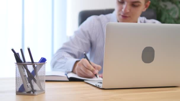 El hombre de negocios está escribiendo información importante. De cerca. Copiar espacio. Fondo borroso. El foco está a la vanguardia. Cultivo. 4K . — Vídeos de Stock