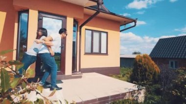 Genç mutlu çift dalga geçiyor. Oyun oynuyorlar ve kendilerini harika hissediyorlar. Uzayı kopyala 4k.