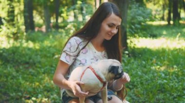 Küçük köpeğini tatlı dondurmayla besleyen genç bir kadın. Kapatın. Uzayı kopyala 4K.