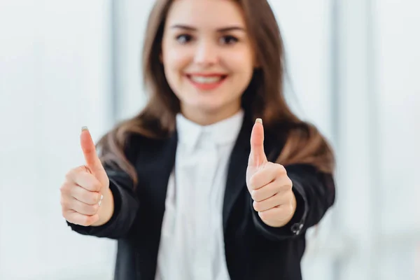 Bom conceito de trabalho. Feliz sorridente mulher de negócios com polegares para cima, satisfeito com o projeto ou ideia . — Fotografia de Stock