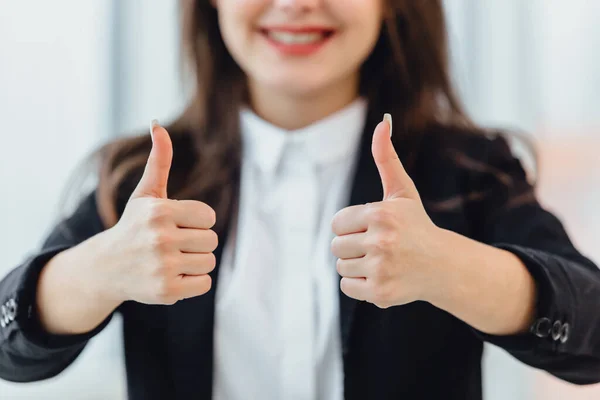 Bom conceito de trabalho. Feliz sorridente mulher de negócios com polegares para cima, satisfeito com o projeto ou ideia . — Fotografia de Stock