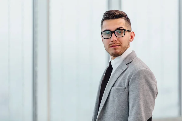 Bonito homem vestido em terno cinza e gravata, olha decisivamente para a câmera, isolado sobre fundo branco — Fotografia de Stock