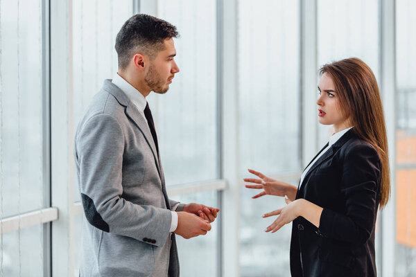 Двое бизнесменов разговаривают в конференц-зале, участвуют в процессе переговоров
.