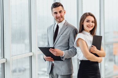 Resmi kıyafetler giyip, tezahürat yaparak kârlı anlaşmayı kutlayan başarılı iş ortaklarının gizli çekimleri..