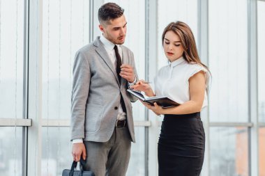 Genç işadamının acelesi var, ağzı sıkı geziyor ve ona bugün yaptığı toplantıları hatırlatıyor..