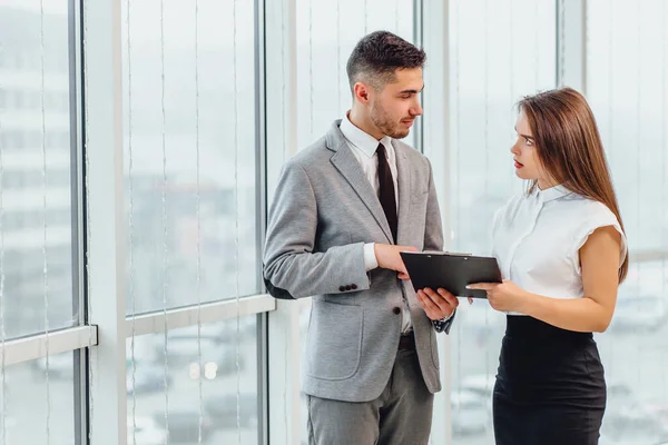 Hermoso secreto le trajo un documento para firmar . — Foto de Stock