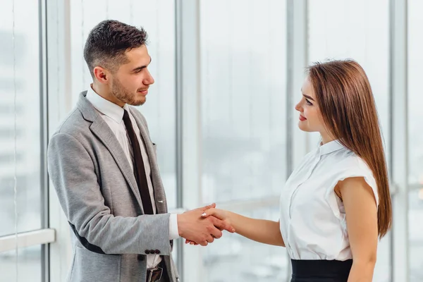 Twee zakenmensen in de vergaderzaal, betrokken bij het onderhandelingsproces. — Stockfoto