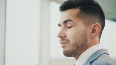 İş adamı ciddi, beyaz panoramik arka planda izole edilmiş. Kapatın. Uzayı kopyala 4k.