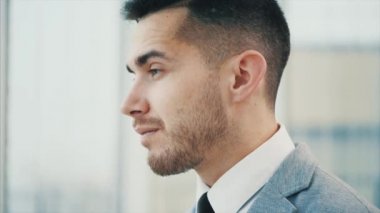 Beyaz panoramik arka planda izole edilmiş, sırıtan bir iş adamı. Kapatın. Uzayı kopyala 4K.