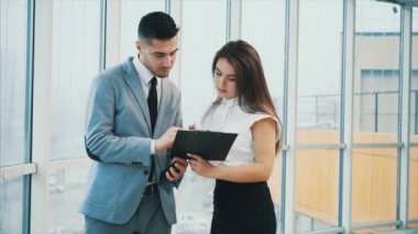 Başarılı bir takım. Uzayı kopyala Patron şu an telefonda. Belgeleri imzalıyor. Sekreterin dikkati dağılıyor. Bulanık beyaz panoramik arka plan. Kapatın. 4K.