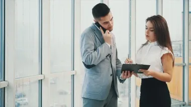 Başarılı bir takım. Uzayı kopyala Patron şu an telefonda. Belgeleri imzalıyor. Bulanık beyaz panoramik arka plan. Kapatın. 4k.