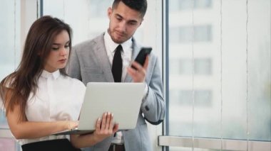 İki iş adamı bulanık panoramik arka planda duruyor. Kapatın. Uzayı kopyala 4k.