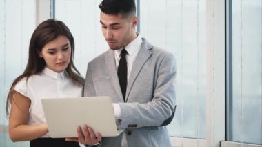 İki iş adamı bulanık panoramik arka planda duruyor. Kapatın. Uzayı kopyala 4k.