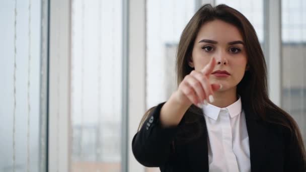 Femme d'affaires pointe directement vers la caméra, isolé sur fond panoramique blanc. Au ralenti. Ferme là. Espace de copie. 4K . — Video