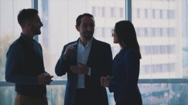 Erkek ve kadın iş adamları sorunları tartışıyor. Uzayı kopyala Herkes biraz gergin. Arka plan bulanık. Kapatın. 4k.