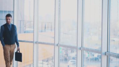 Işık panorama manzaralı arka planda üç meslektaşımız yürüyor. Uzayı kopyala Kapatın. 4K.