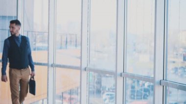 Işık panorama manzaralı arka planda üç meslektaşımız yürüyor. Uzayı kopyala Kapatın. 4K.