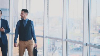 Işık panorama manzaralı arka planda üç meslektaşımız yürüyor. Uzayı kopyala Kapatın. 4K.