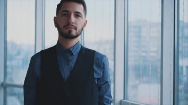 Başarılı bir iş adamı, ışık panorama arka planında baş parmağını kaldırıyor. Tecrit edilmiş bir adam. Ağır çekim. Yavaş ol. 4k.