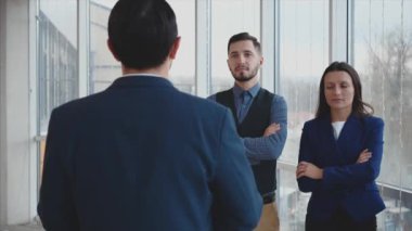 Patron iş arkadaşlarına yol tarifi veriyor. Uzayı kopyala Arka plan bulanık. Kapatın. Ağır çekim. Yavaş ol. 4k.