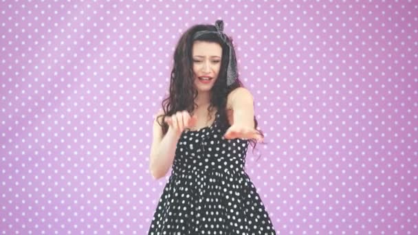 Kinky Brunnete Mädchen tanzen, winken komisch ihre Hände, hüpfen fröhlich, rufen zu ihr. — Stockvideo