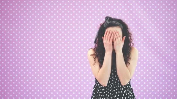 Bella ragazza con i capelli stravaganti, in abito nero a pois che rimbalza felicemente, agitando le mani, sorridendo e piangendo hurray . — Video Stock