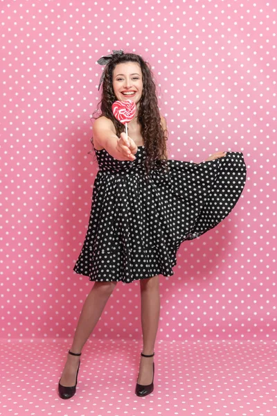 Glimlachend jong meisje zou graag delen zoete rode lolly met u. — Stockfoto