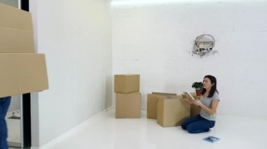 Kutuların arasına ilk kez ev sahiplerini yerleştirmek, yeni bir daireye taşınmak, ilham verici hissetmek ve sarılmak..